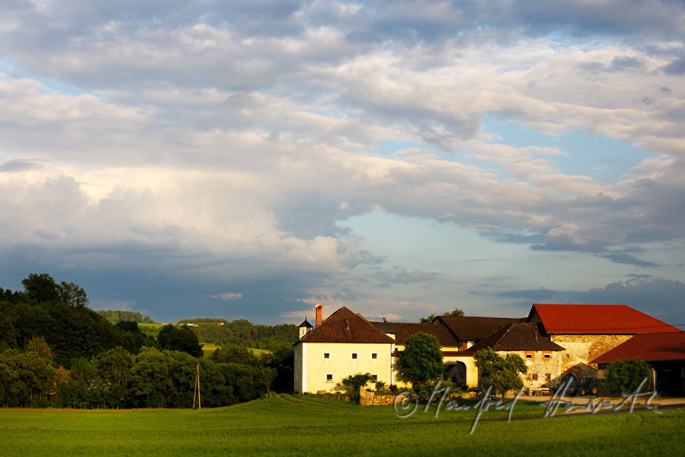 Bauernhof und Reste des wehrhaften Ansitzes