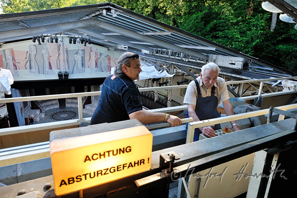Haustechniker beim öffenbaren Glasdach mit Vorhang