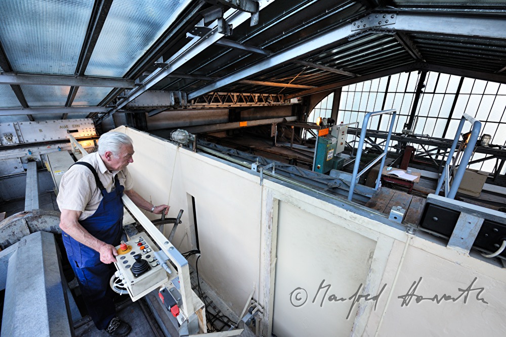 Techniker des Theaters beim Öffnen des Daches
