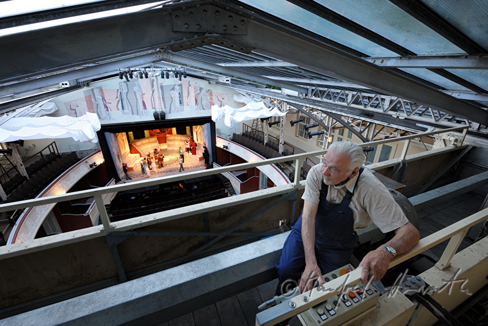 Techniker des Theaters beim Öffnen des Daches