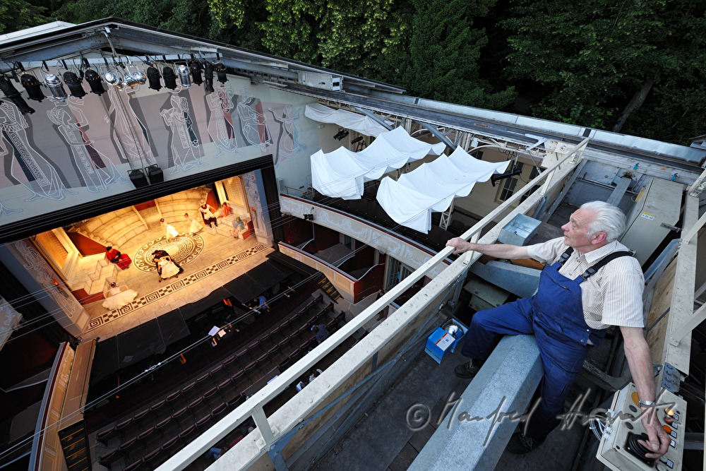 Techniker des Theaters beim Öffnen des Daches