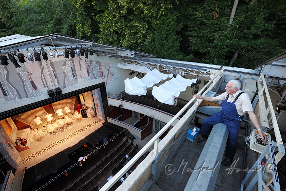 Techniker des Theaters beim Öffnen des Daches