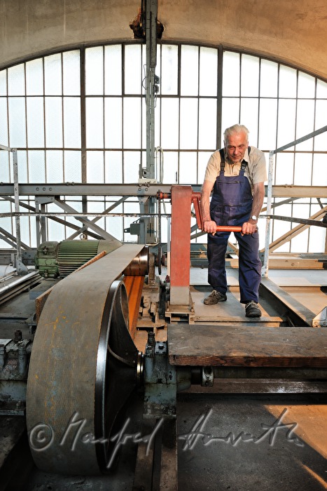 Techniker des Theaters kurbelt das Dach auf