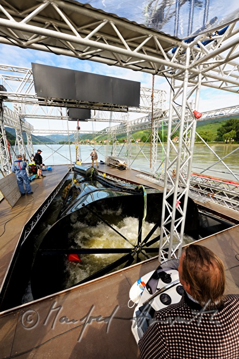 Arbeiter auf dem Bergeschiff der Stromboje
