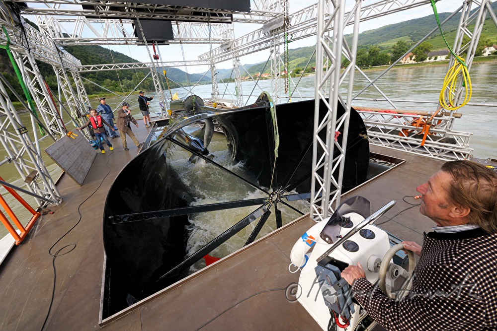Arbeiter auf dem Bergeschiff der Wasserturbine