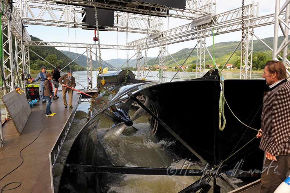 Arbeiter auf dem Bergeschiff der Wasserturbine