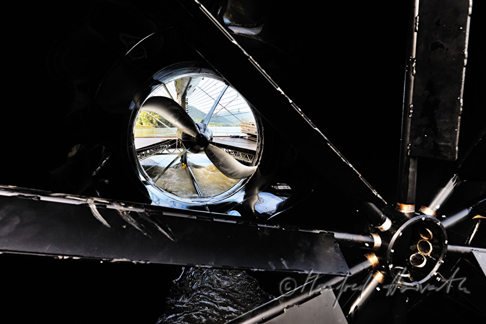 Blick in die herausgehobene Wasserturbine (Stromboje)