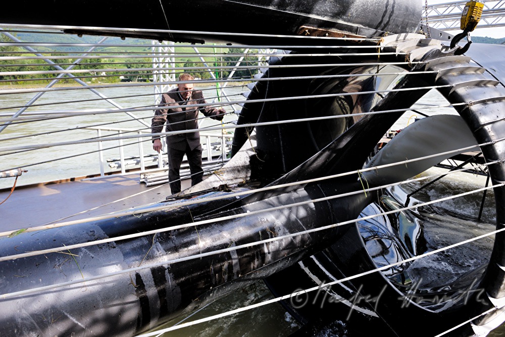 Blick in die herausgehobene Wasserturbine (Stromboje)