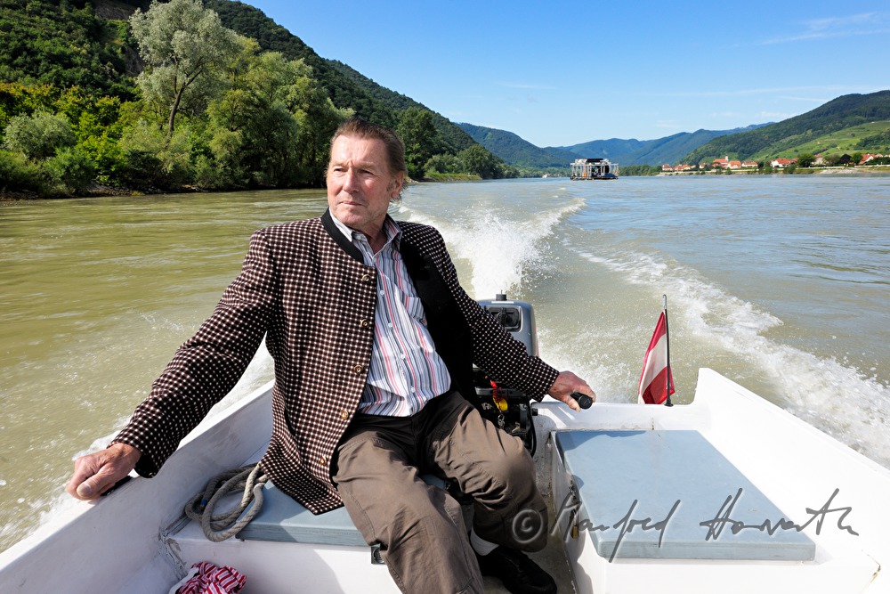Motorbootfahrer in Wachauer Tracht