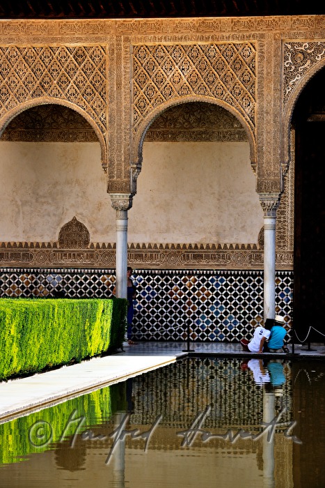 Besucher am Beckenrand im Myrtenhof (Patio de los Arrayanes)