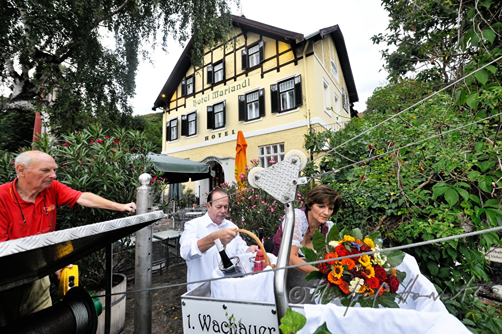 Transport des Picknicks zum Pavillon des Hotel Mariandl
