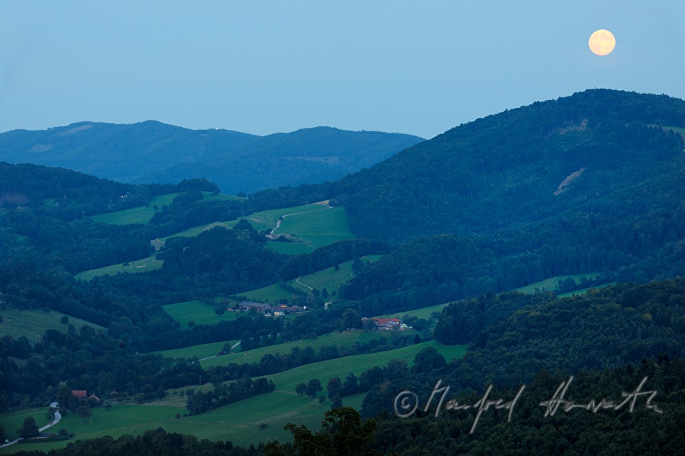 Vollmond über der Hügellandschaft