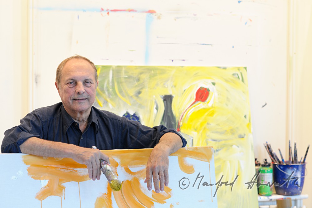 der Maler Christian Ludwig Attersee in seinem Atelier