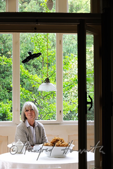 Erika Pluhar auf der Veranda ihrer Villa