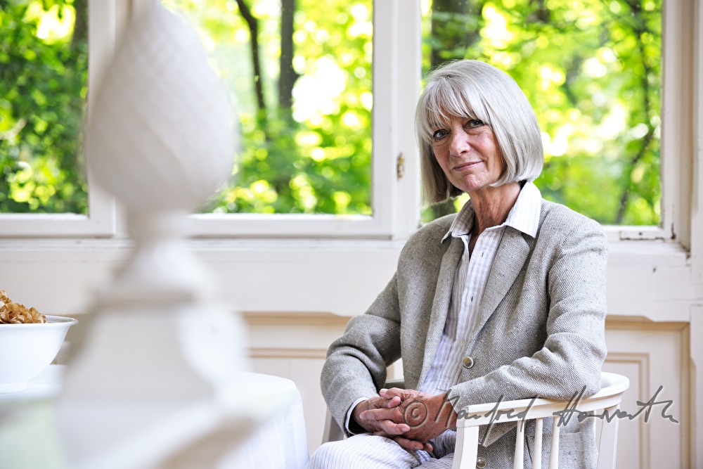 Erika Pluhar auf der Veranda ihrer Villa