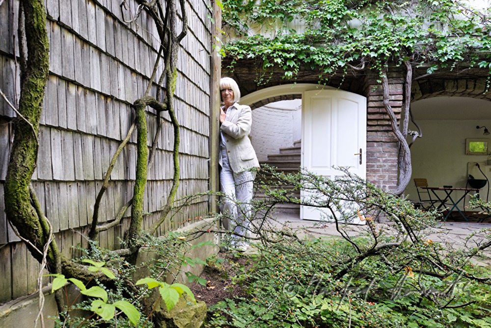 Erika Pluhar in ihrem Garten