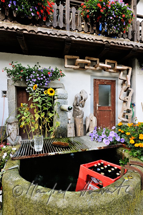 gekühlte Bierkiste im Brunnen eines Bauernhofes