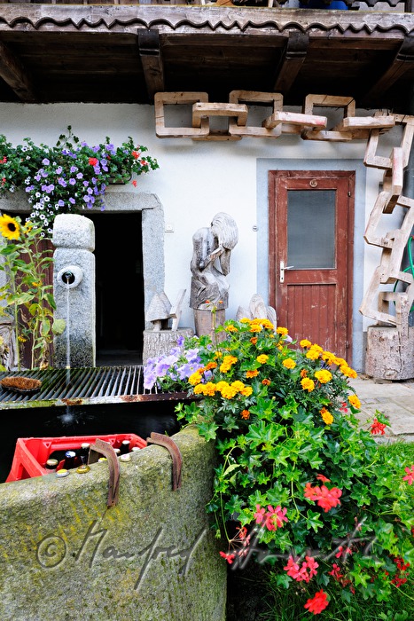 gekühlte Bierkiste im Brunnen eines Bauernhofes