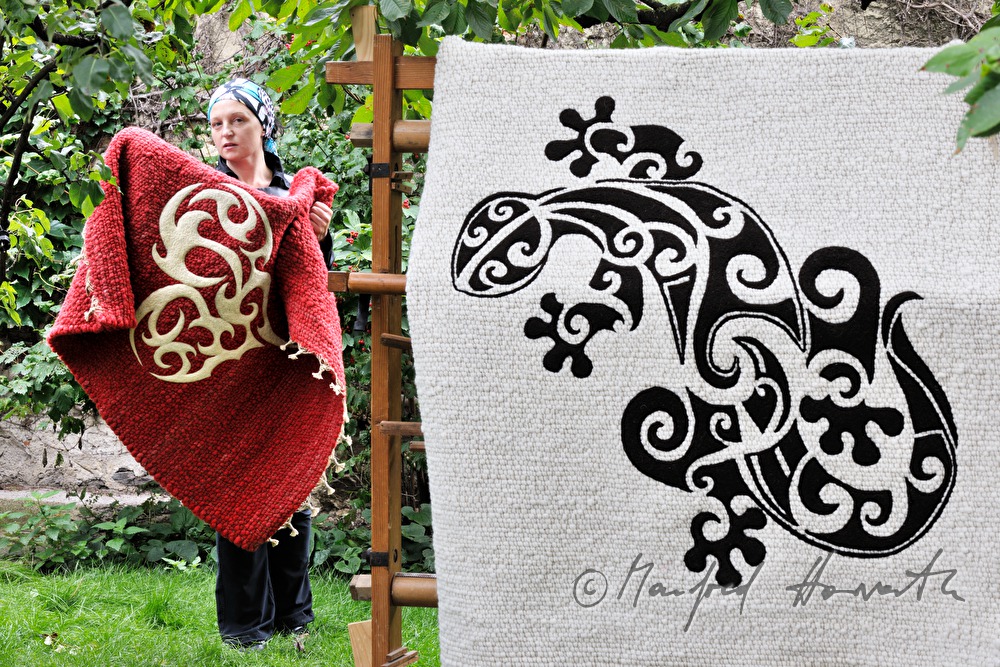 Barbara Schmidt mit einem Wolltattoo-Teppich