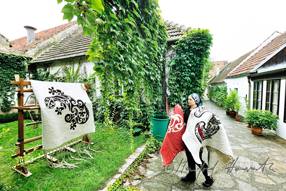 Barbara Schmidt mit einem Wolltattoo-Teppich