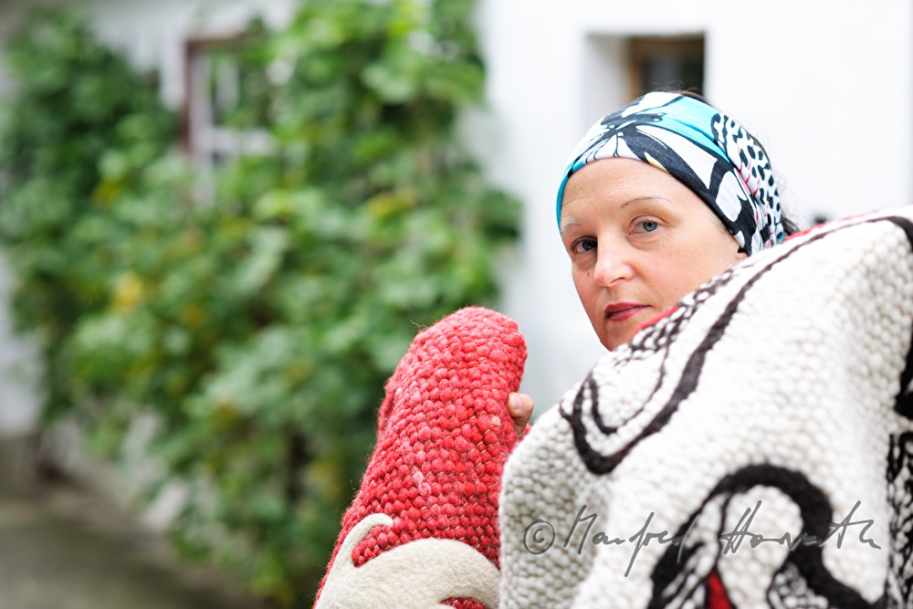 Barbara Schmidt mit einem Wolltattoo-Teppich