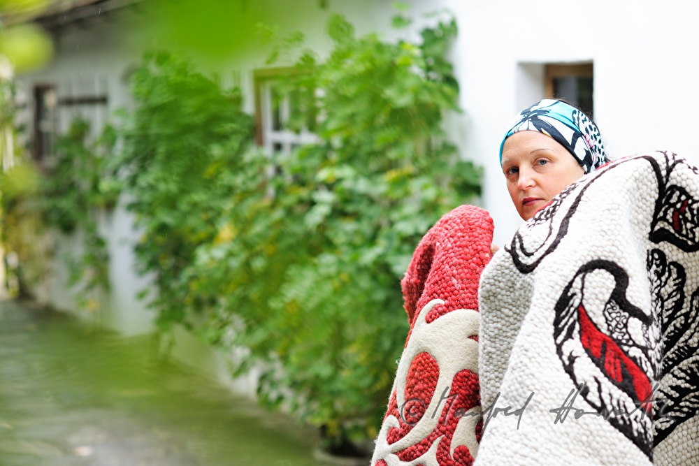 Barbara Schmidt mit einem Wolltattoo-Teppich