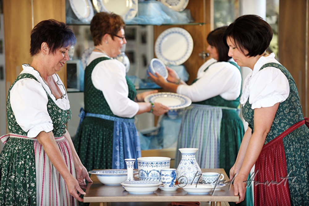 Keramikausstellung Aufbauen im Altenwohnheim