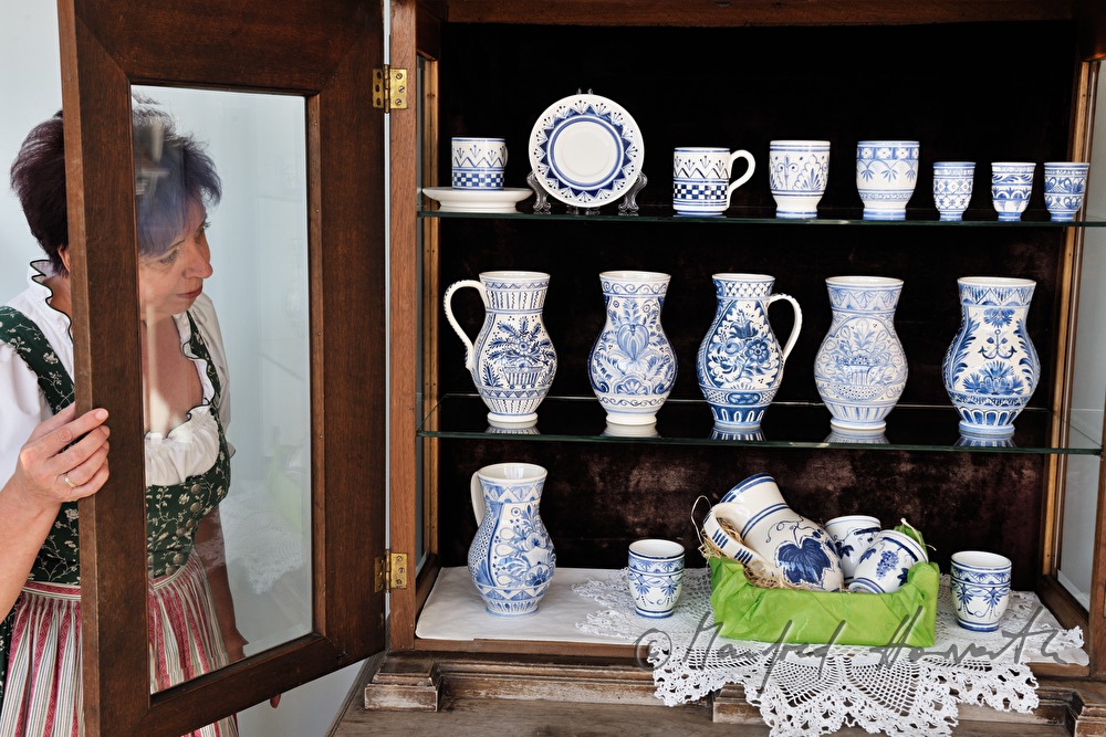 Keramikausstellung Aufbauen im Altenwohnheim