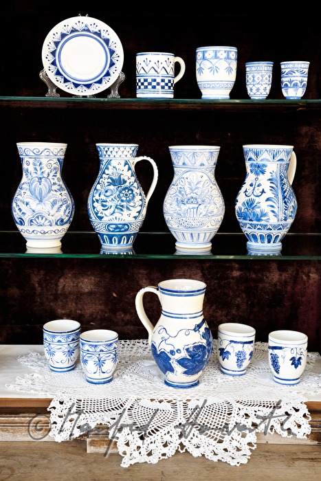 Wasserkrüge und Becher bei Keramikausstellung (Leobersdorfer Blaumalerei)