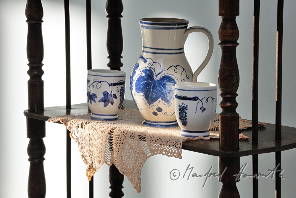 Wasserkrug und Becher bei Keramikausstellung (Leobersdorfer Blaumalerei)