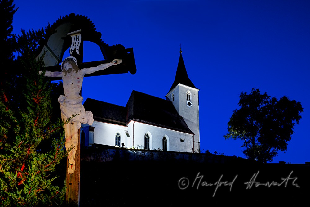 Kirche und Wegkreuz am Hügel