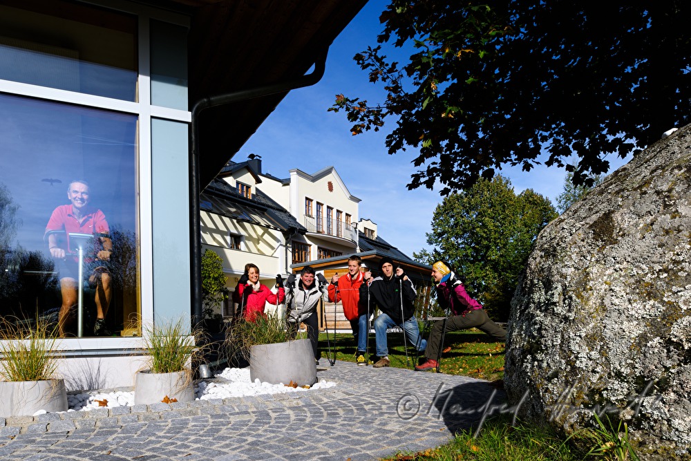 Hotelgäste beim morgentlichen Nordic Walking