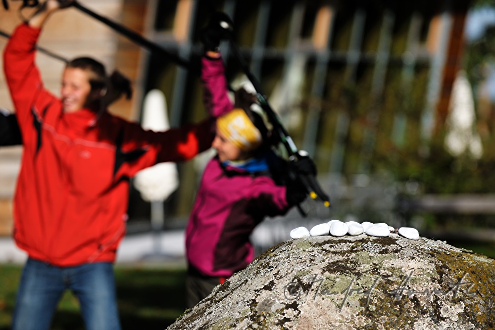 Hotelgäste beim morgentlichen Nordic Walking