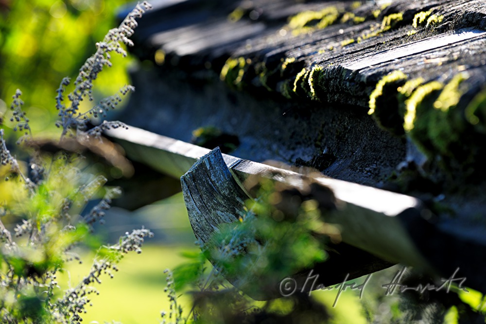 Dachrinne aus Holz an einem Bauernhaus