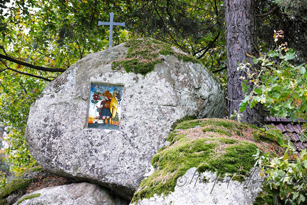 Bildstock mit Heiligem Florian in einem Granit-Findlinge