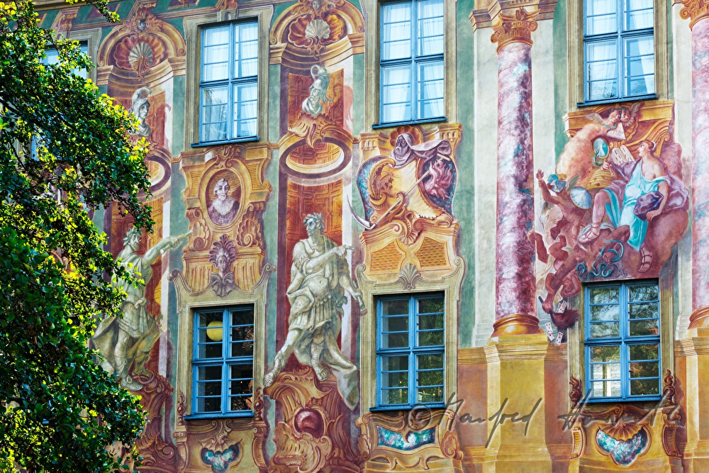 Fassade des Alten Rathaus mit Fresko