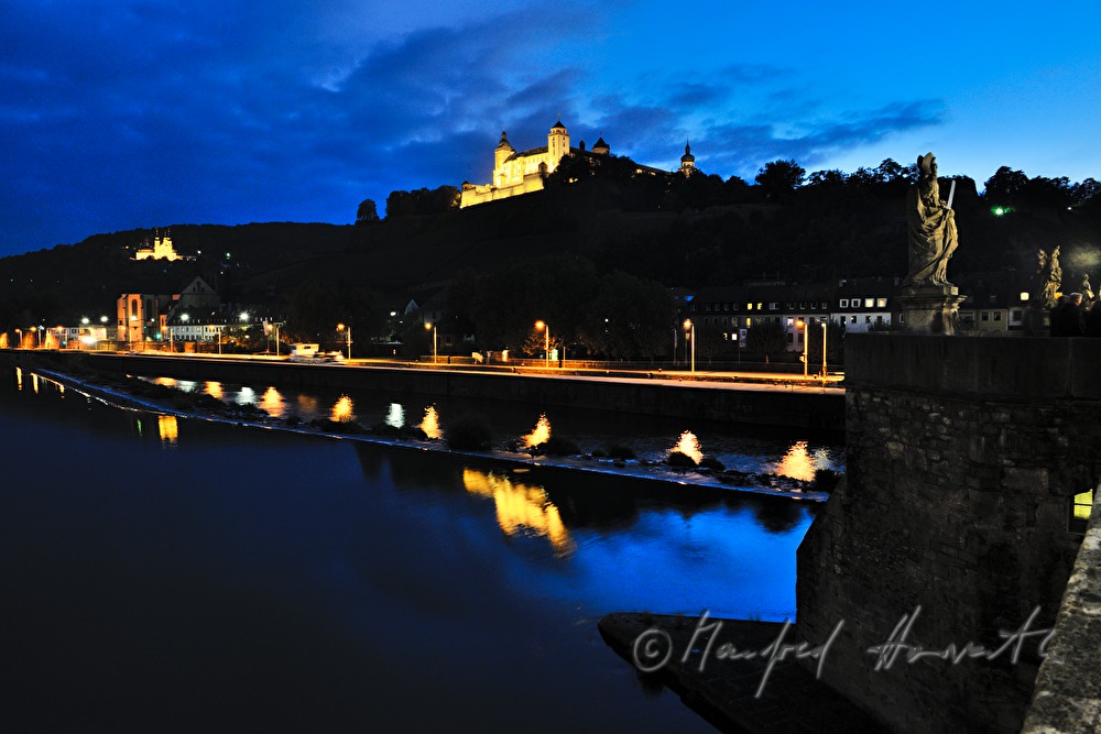 Festung Marienberg am Mainufer und Statue auf 
