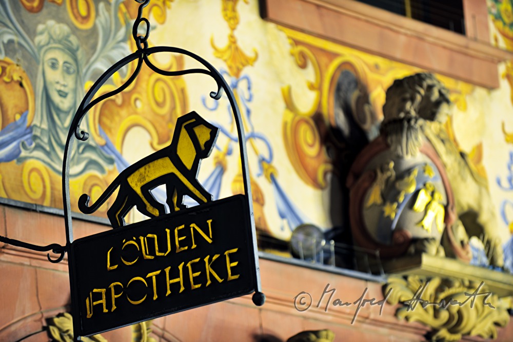 Hauszeichen der Löwenapotheke am Hauptplatz