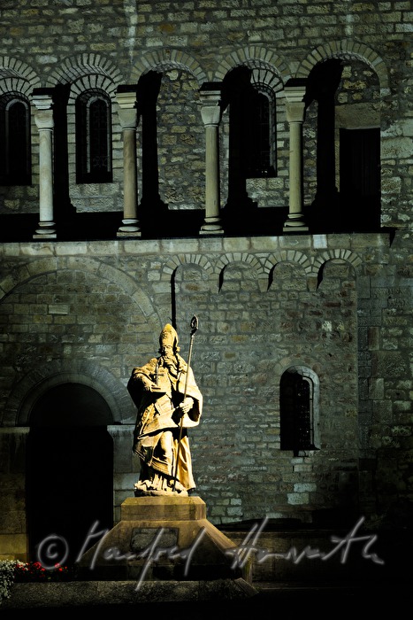 Denkmal des heiligen Bonifatius vor dem Mainzer Dom