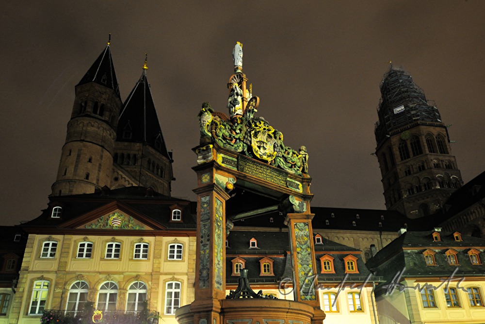 Renaissance-Marktbrunnen und Mainzer Dom