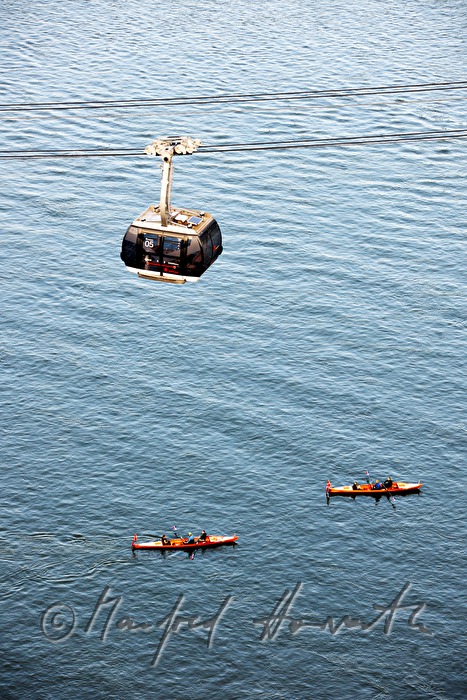 Rheinseilbahn und Ruderboote am 