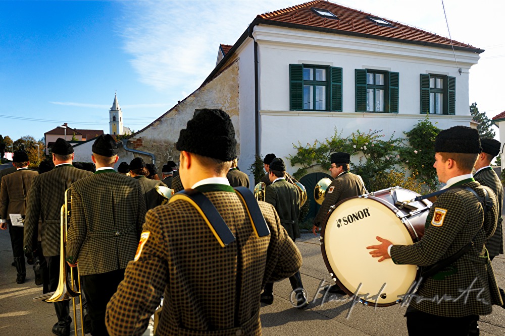 Musikkapelle marschiert  beim Ernteddankfest