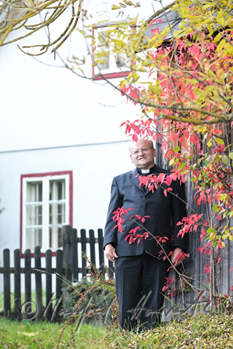 Pfarrer GR Mag. Josef Kantusch vor dem Pfarrhof