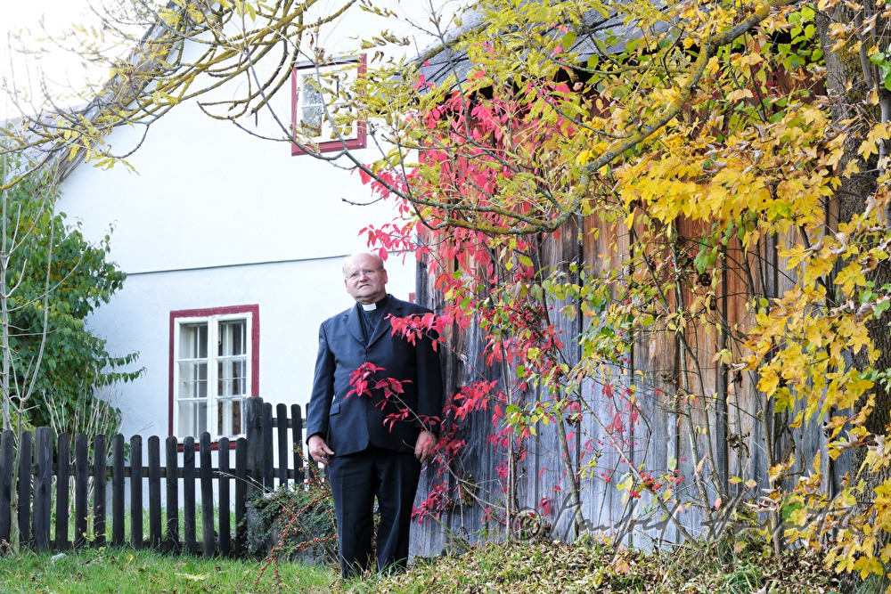 Pfarrer GR Mag. Josef Kantusch vor dem Pfarrhof