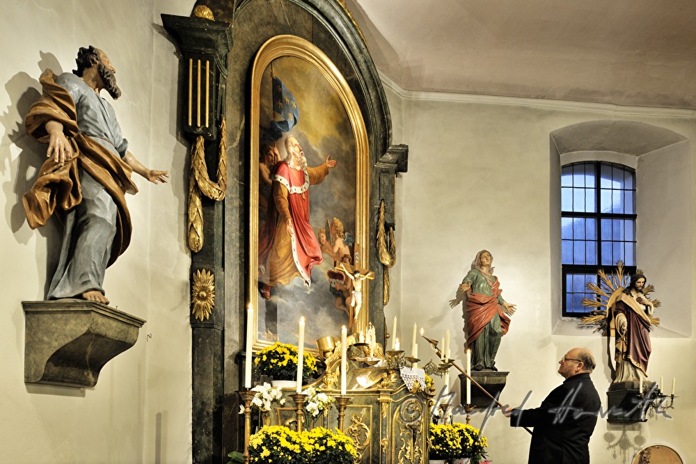 Pfarrer GR Mag. Josef Kantusch in der Kirche