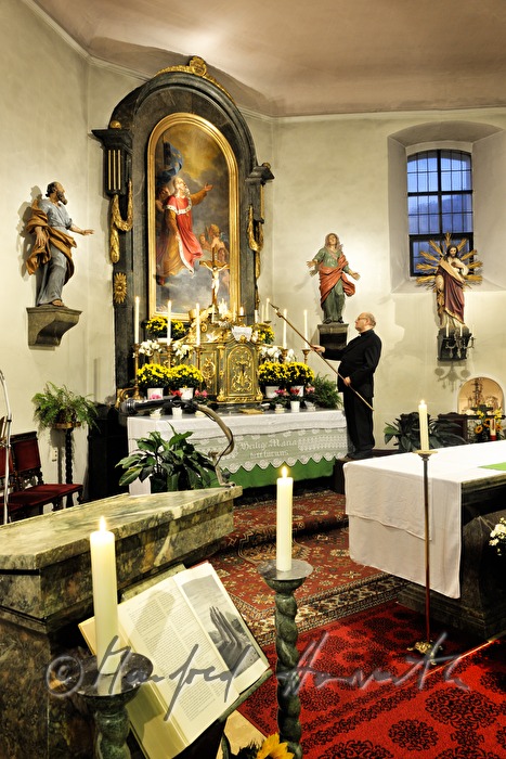 Pfarrer GR Mag. Josef Kantusch in der Kirche