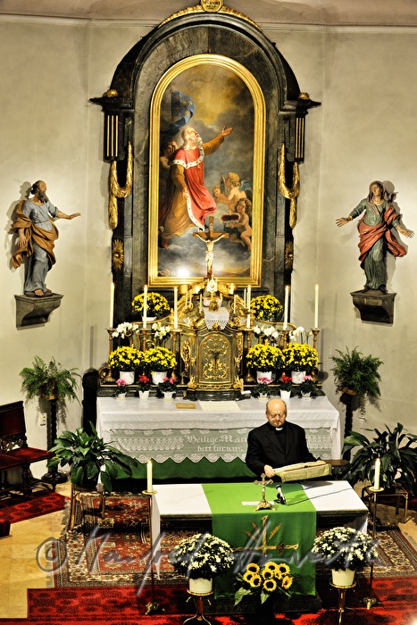 Pfarrer GR Mag. Josef Kantusch in der Kirche