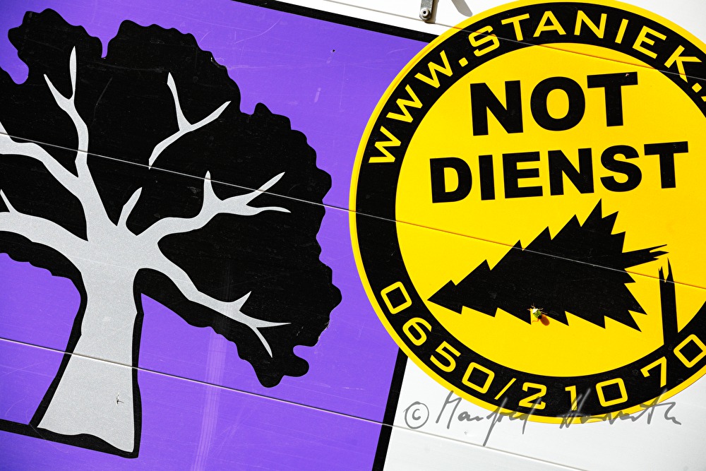 Schild auf dem Lastwagen des Baumpflegers