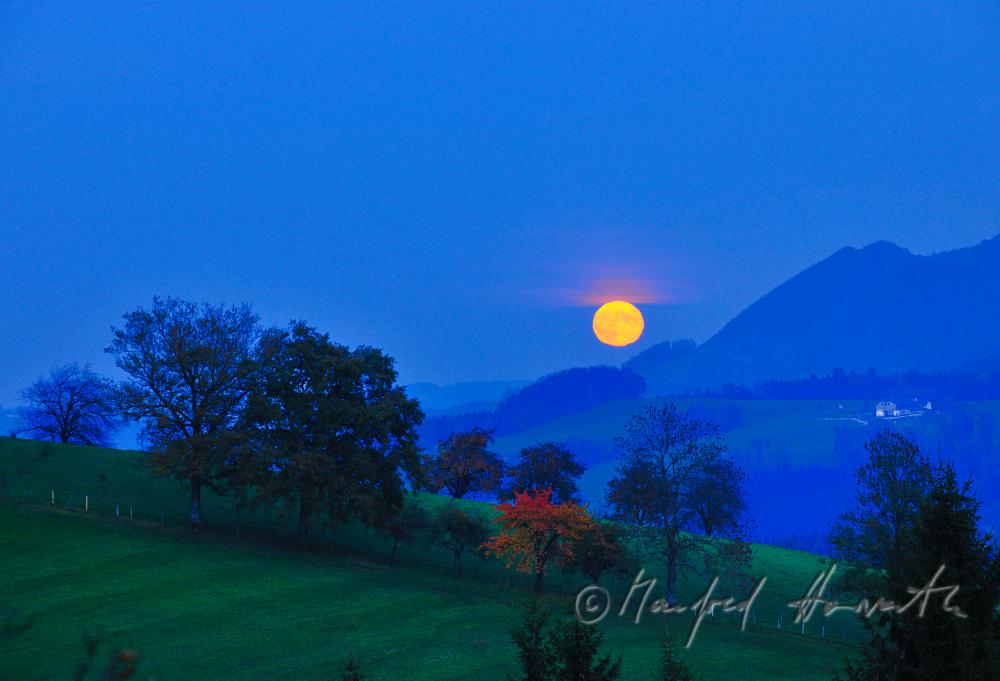 Vollmond über der Hügellandschaft