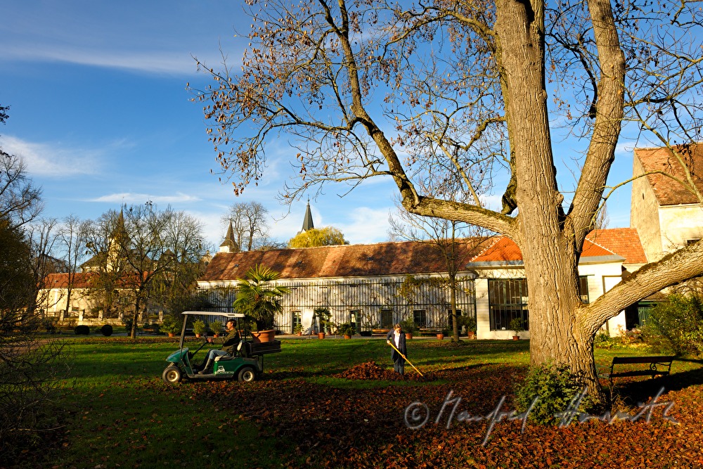 Gartenarbeit im Schaugarten der Gudenus'schen Gutsverwaltung